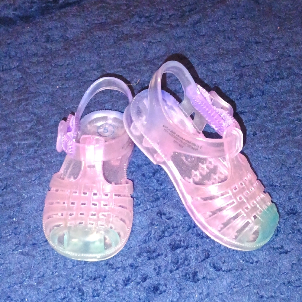*Must Bundle For $3 Offer.   Adorable Toddler Girls Size 5 Jelly Sandals